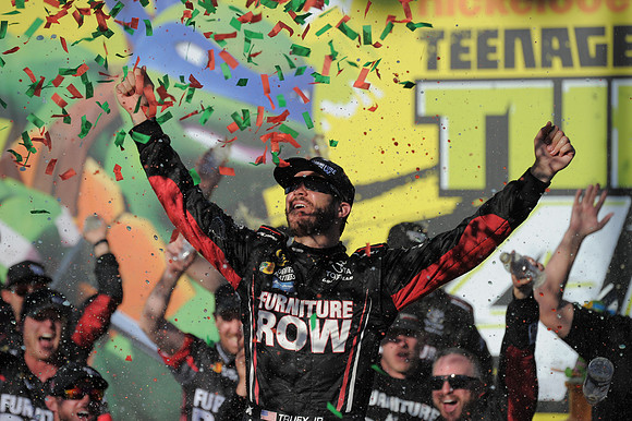 AUTO: SEP 18 NASCAR Sprint Cup Series - Teenage Mutant Ninja Turtles 400