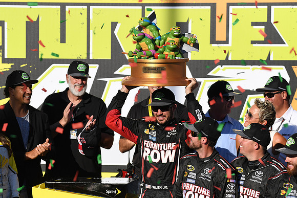AUTO: SEP 18 NASCAR Sprint Cup Series - Teenage Mutant Ninja Turtles 400